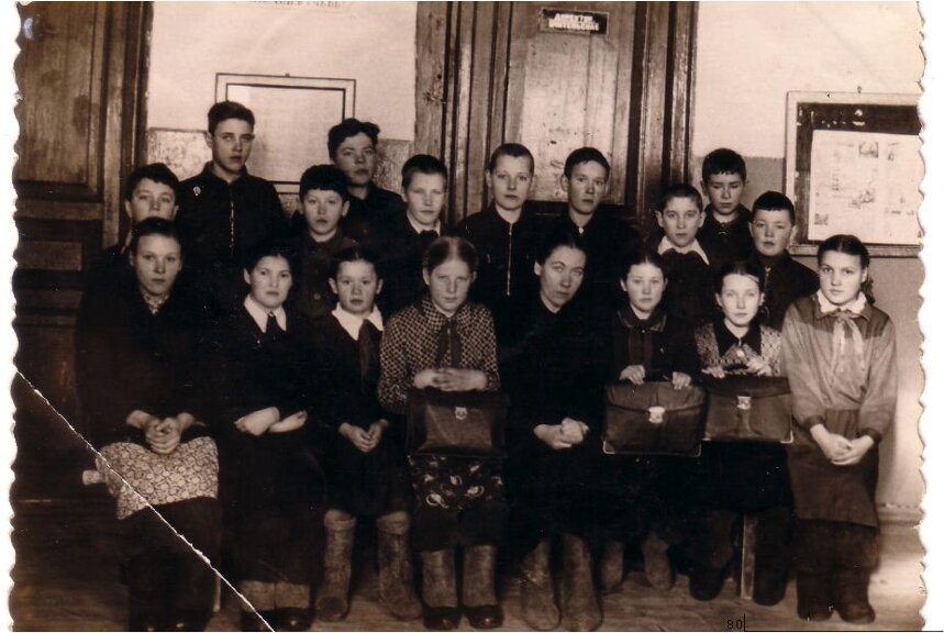 Крымские школьники, 1954 год. Источник: school-album.ru