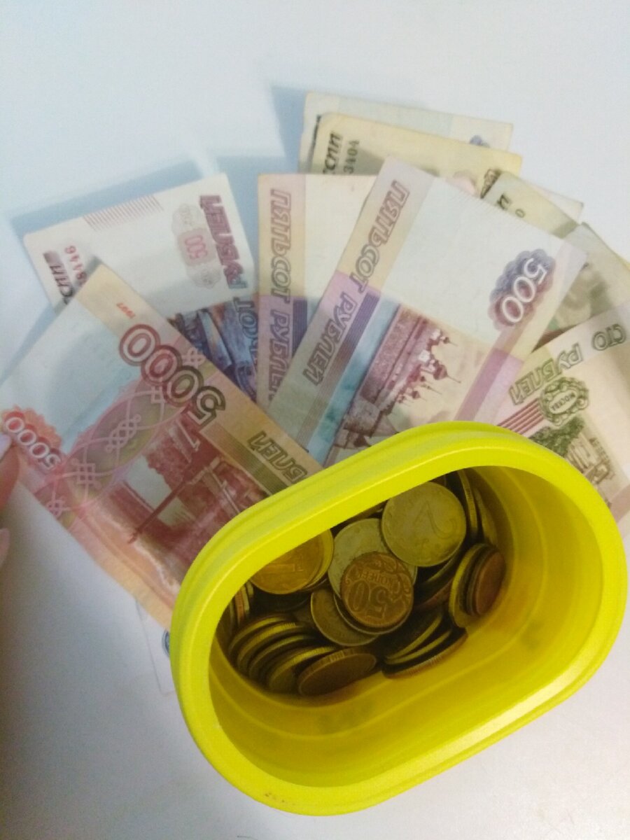 Так мой семилетний сын копит на Playstation4, которую планирует сдавать в аренду.  Это накопления со сдачи от школьных обедов и подарков бабушек. Мелкие купюры меняются на крупные, чтобы не тратить. Смог семилетний ребенок, вы сможете больше!