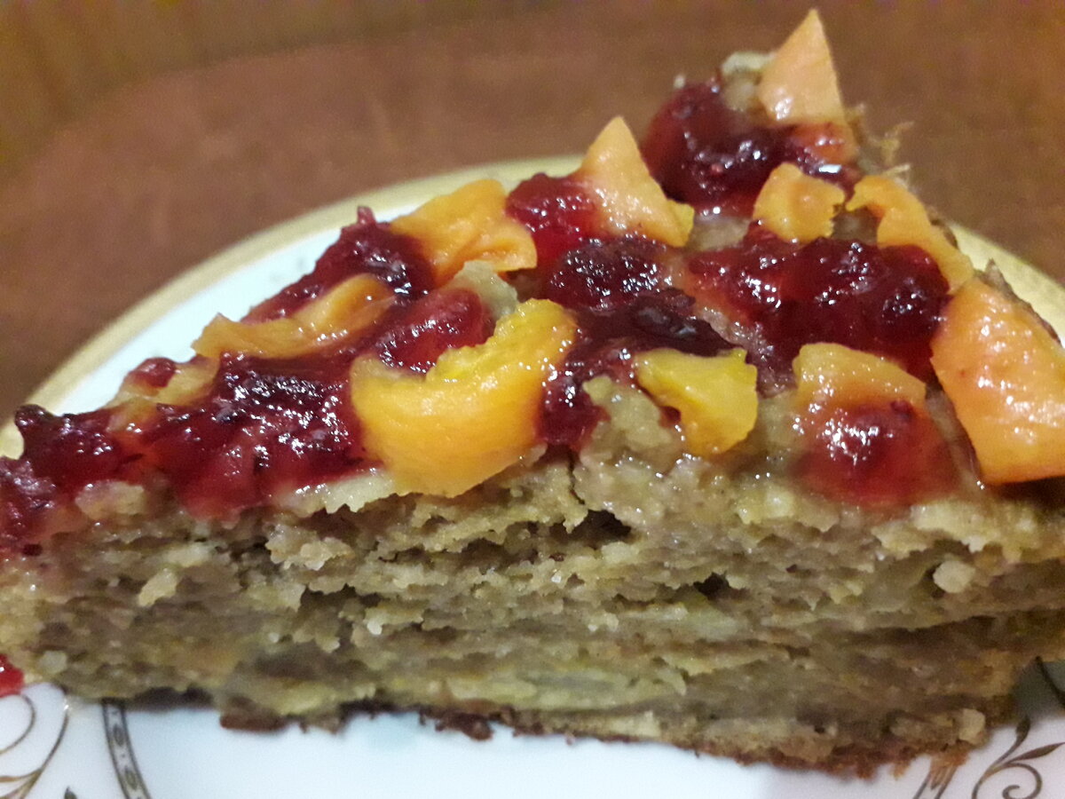 Сверху пирог можно украсить кусочками кураги и клюквенным джемом.