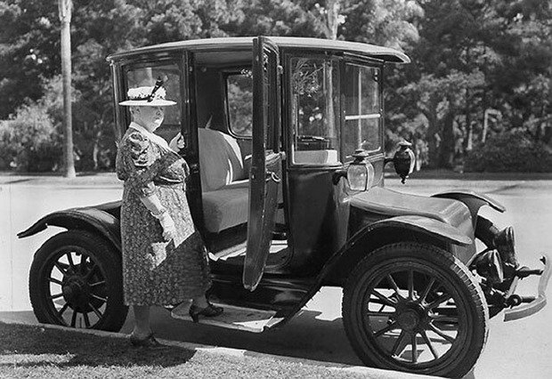Автоледи с автомобилем производства Anderson Electric Car Company. 1910 год
