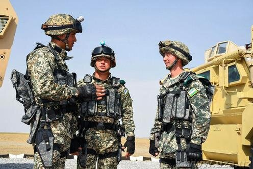 Узбекистанские военные на фоне бронетехники. Фото с сайта Uza.uz