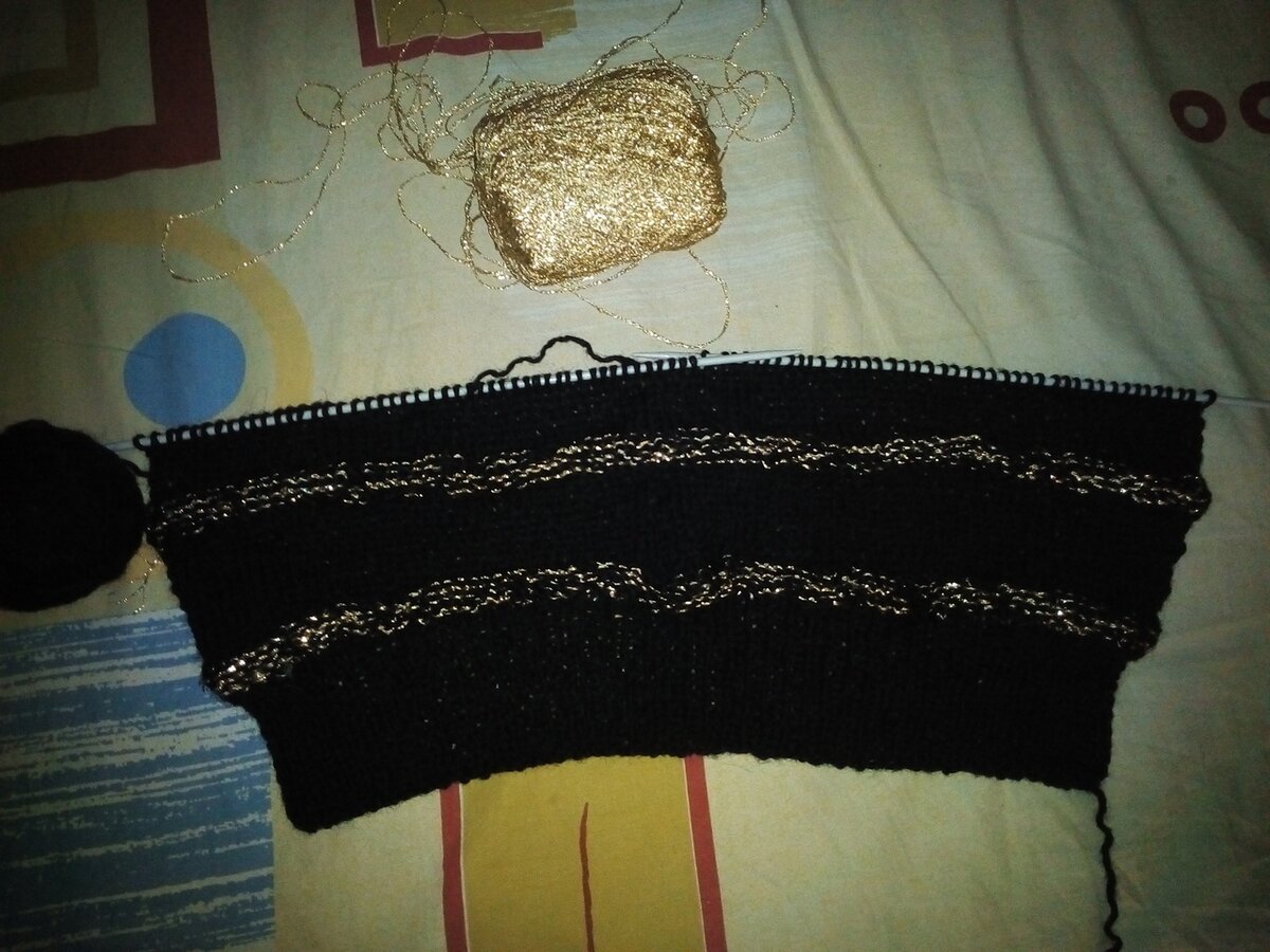  это будущий жилет для моей мамы, я распустила свой старый изъеденный .молью жилет. Здесь я пустила второй нитью золотистую декоративную пряжу.