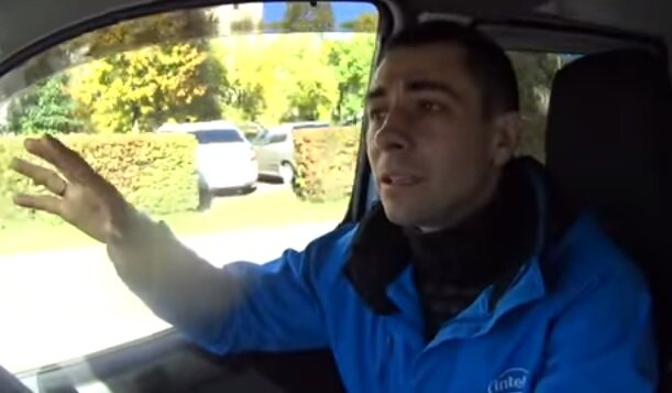 Гриша что-то рассказывает