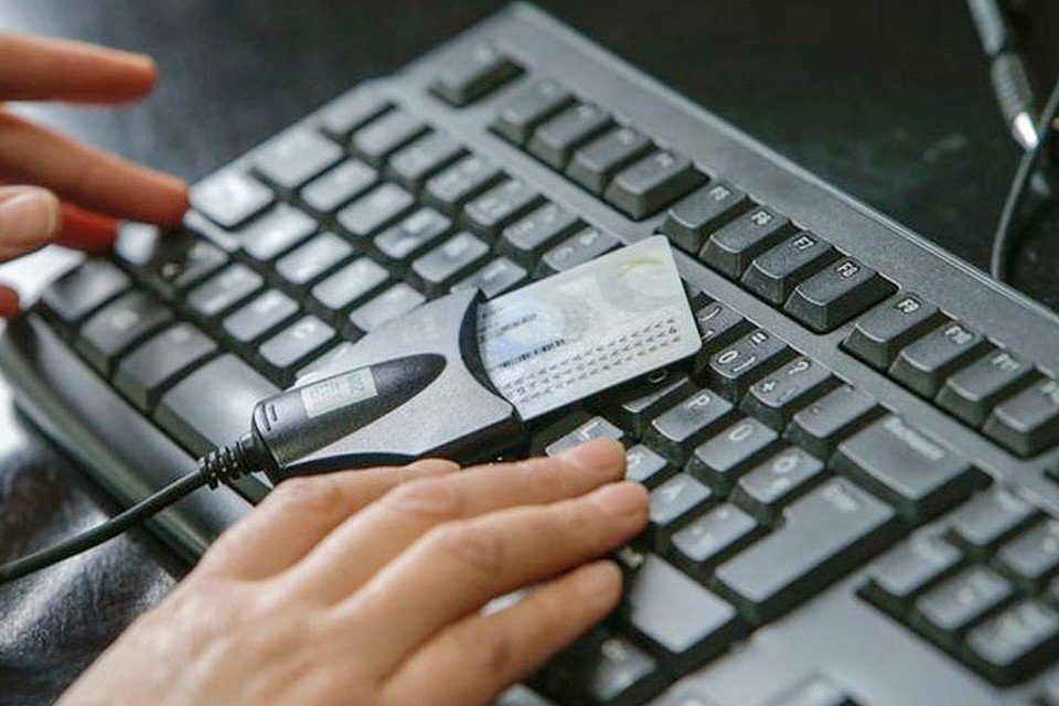 Эстонская ID-карта, используемая для голосования на выборах. https://www.kompravda.eu. 
