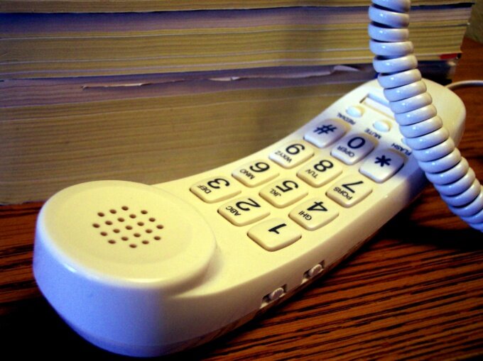  Лучше всего просто не доводить дело до вмешательства коллекторов: своевременно исполнять обязательства по долгам, а еще лучше — в них не влезать. Но не всегда и не у всех это получается. А часто собиратели чужих долгов могут доставать своими звонками не самого должника, а его близких родственников, а то и вовсе посторонних людей. Инструкция