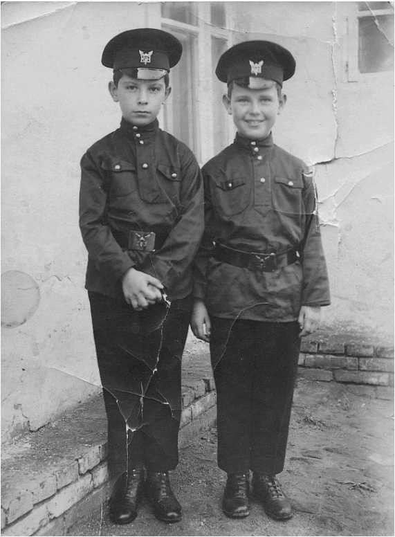 Олег Лундстрем с братом Игорем. 1925 год.  Фото: persons-info.com