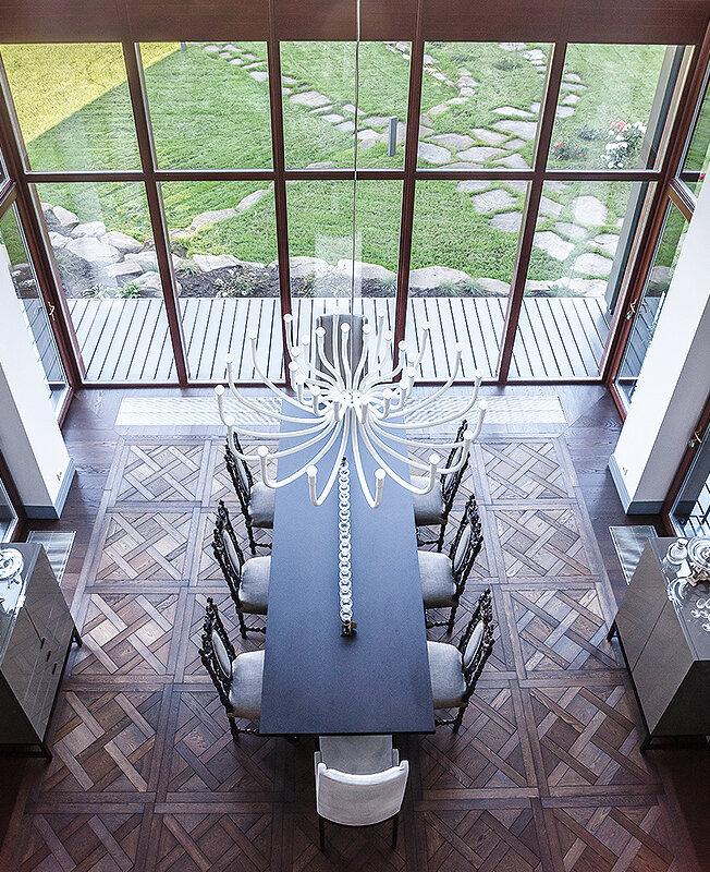 Дом в Новой Москве от архитекторов BIGO. Интерьер столовой — двухсветного пространства с панорамным окном — блестящий пример модной эклектики. 