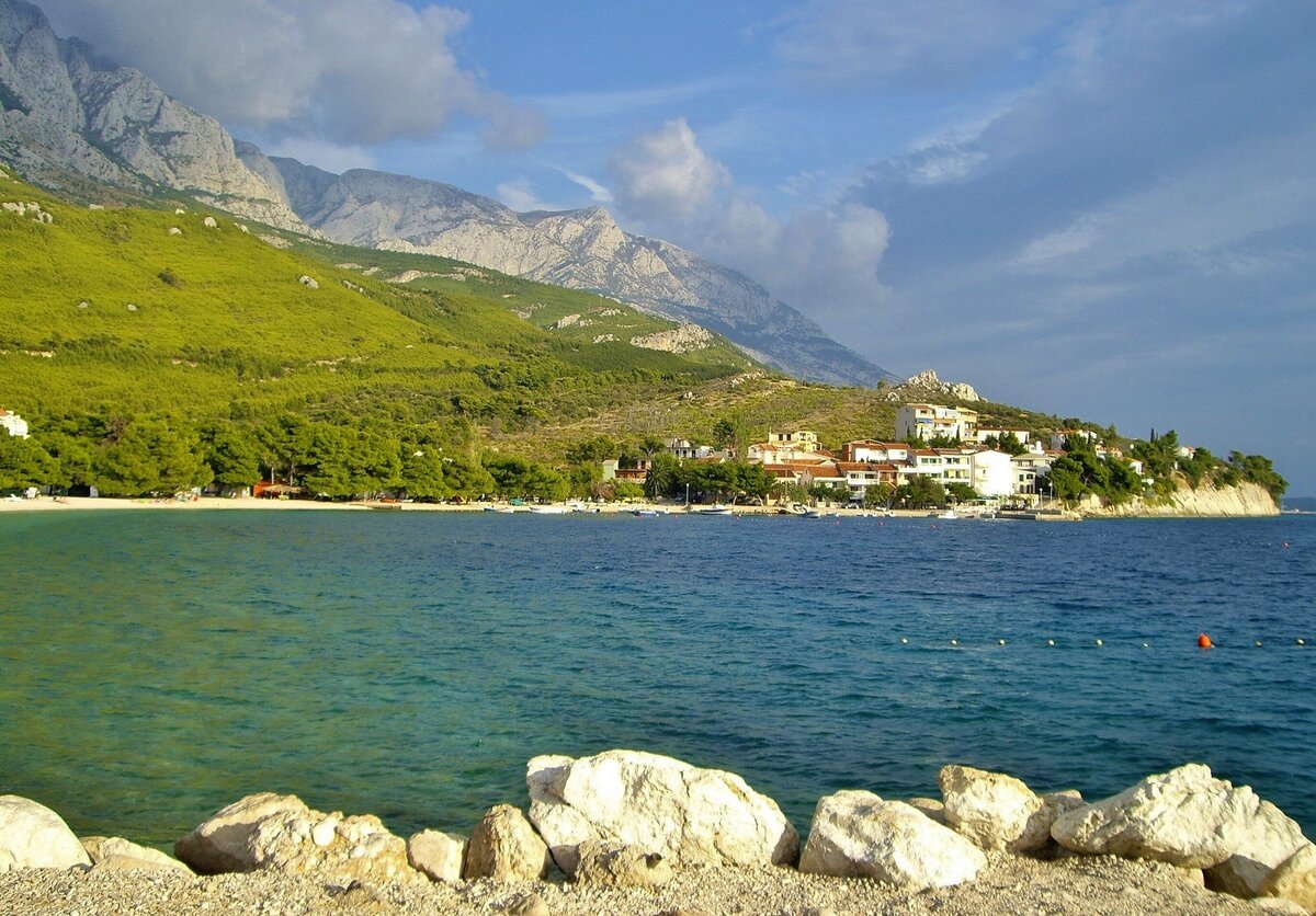 Погода и климат играют важную роль в выборе места и времени отдыха. Это один из первых вопросов, который мне задают, обращаясь за помощью в организации отдыха в Хорватии. 
Хорватия - страна в юго-восточной Европе, имеющая очень длинное побережье Адриатического моря, поэтому однозначно о погоде на нем, как о одном целом, говорить сложно. Известно, море в Хорватии одно из самых чистых в мире (см. таблицу ниже на странице), где фактически нет медуз и водорослей, оно изумительного цвета, что привлекает туристов не только со всей Европы, но и со всего мира. В Хорватии фактически нет никаких производств и более 60% территории Хорватии покрыты лесами - страна экологически чистая.

Хорватию можно условно разделить на четыре климатические зоны - континентальную часть, Истрию и Кварнер, Северную Далмацию (Задар), Далмацию Среднюю и Южную, а также многие острова имеют свои климатические особенности, например на о. Вис в Комиже чаще всего самое теплое море, на о. Хвар самые теплые температуры воздуха, а для о. Млет температура моря всегда в прогнозе отдельно.

В континентальной части климат умеренно континентальный. На берегу Адриатического моря климат средиземноморский.  Лето, как правило умеренно жаркое, а зима достаточно теплая. 

Только в горных районах побережья бывает на верхушках лежит снег, чем выше, тем больше и холоднее.  

Зимой на побережье температура воздуха обычно выше нуля, в среднем +3+15 °С, в континентальной части Хорватии -10 +5 °С. Лето на побережье +27+37 °С, соответственно в континентальной части +20+27 °С.

Однако, в феврале 2012 года целое побережье Хорватии покрыл снег фактически на 10 дней, что не является нормой, а по ведущимся наблюдениям случается раз в 50-100 лет :)