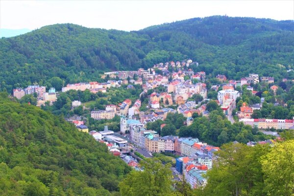 Вид на Карловы Вары со смотровой площадки башни Диана.