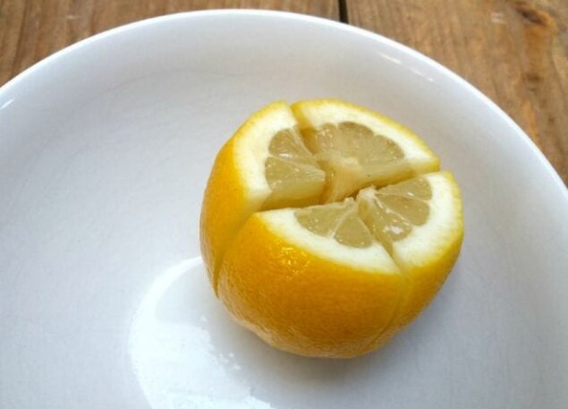   Лимоны хороши не только для того, чтобы освежить ваш напиток; это мы уже знаем. Но мы понятия не имели, что его можем использовать их для другой цели!