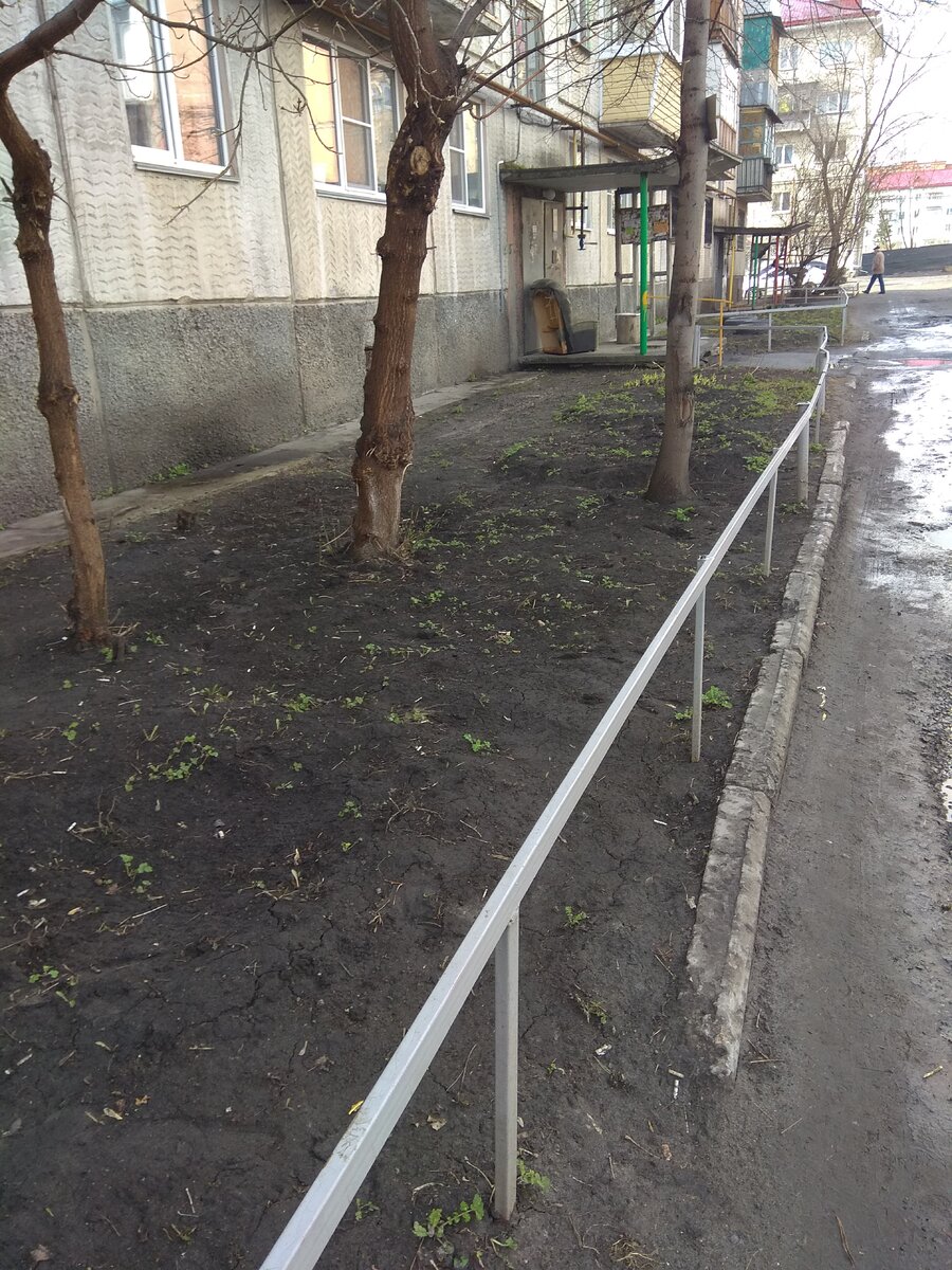 Двор дома.Чисто, но грустно...