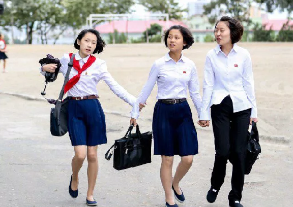 Школьницы, которые куда-то спешили