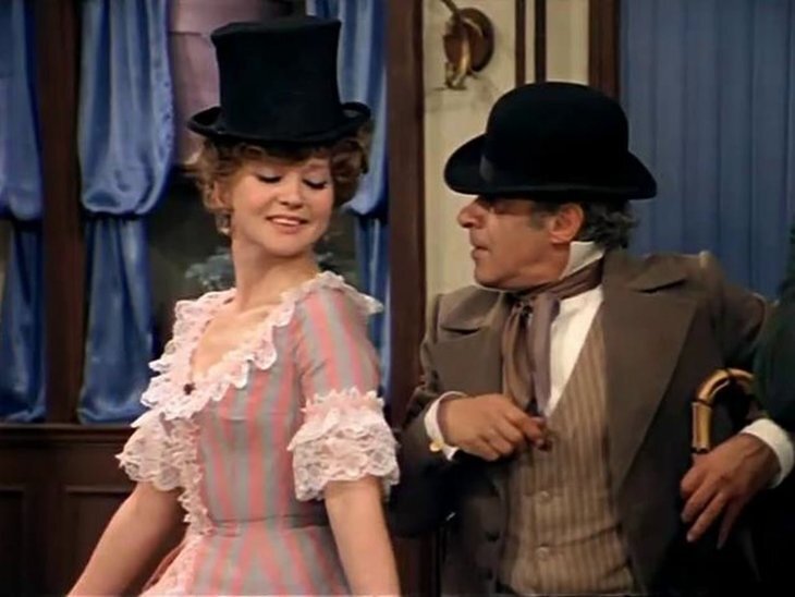 Самого кабаре в фильме "Соломенная шляпка" не показано, зато есть музыкальные номера, свет и полусвет, двусмысленные шуточки и даже адюльтер.