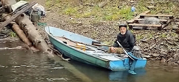 Виктор в своей лодке.
