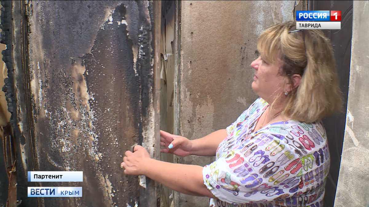 Местные жители показывают последствия пожара