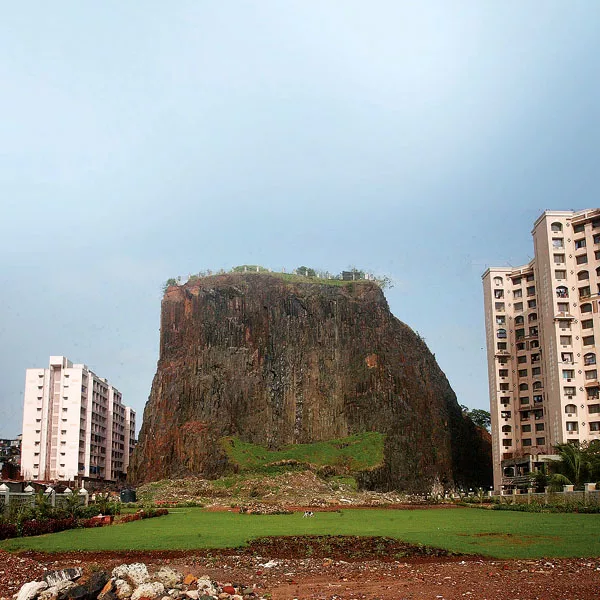 расположен в западном пригороде Андхери
