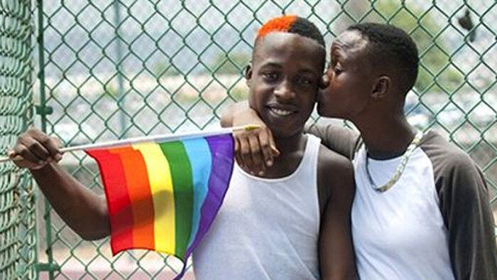 Полное видео негров. Негр ЛГБТ. Афроамериканцы ЛГБТ. Негры целуются. Флаг негров.