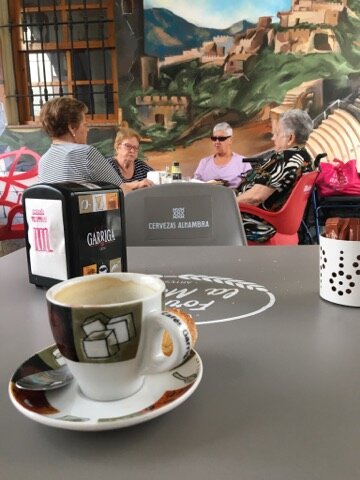 Неважно сколько им лет, испанцы очень любят компании и много общаются