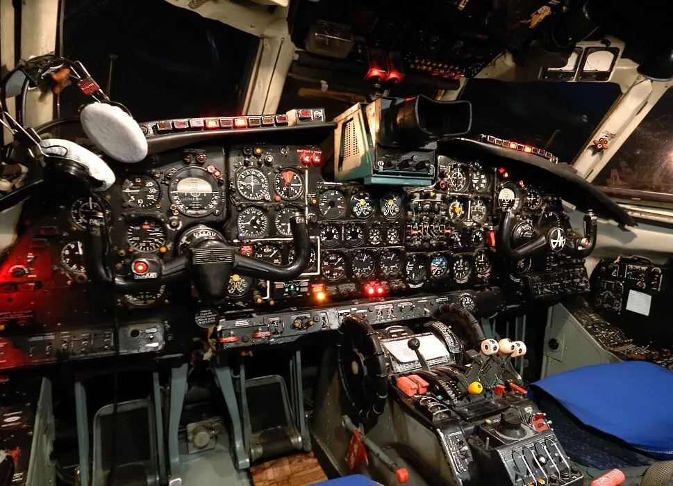 Кабина самолета Ан-24