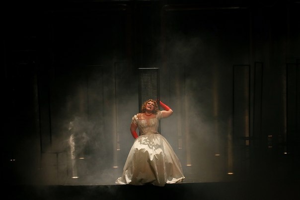   "Леди Макбет Мценского уезда" - первая опера Дмитрия Дмитриевича Шостаковича, которая отличается удивительной изобразительностью музыки и простым либретто, она идеальна для вашего первого похода в музыкальный театр: ваши стереотипы о псведокультурности развенчаются в считанные минуты, разнохарактерность и изобразительность музыки пленят вас, а наличие острого юмора закрепит положительное впечатление об опере.  Кадр из спектакля моего любимого московского театра "Геликон-опера".