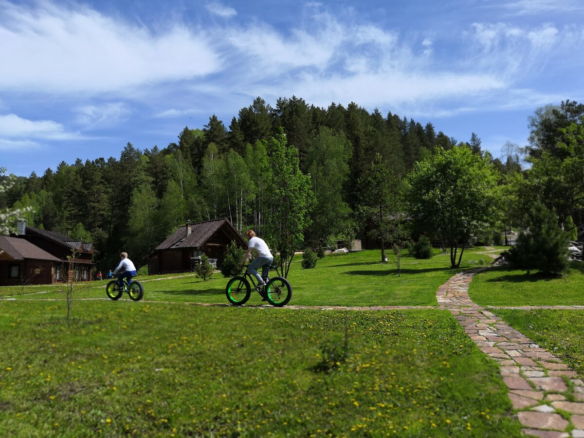  В пункте проката есть детские, подростковые и взрослые велосипеды фирмы «STELS» и «KELLYS».