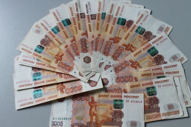 Оранжевый цвет воспринимаю только при виде данных купюр