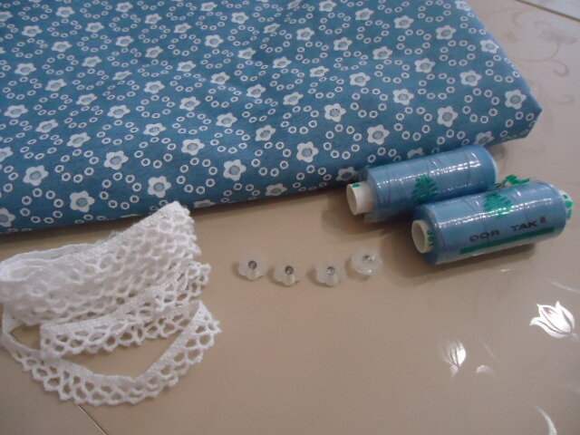 Для  платья  я  использовала примерно 1  метр ткани, тесьму,  пуговицы и нитки в тон.