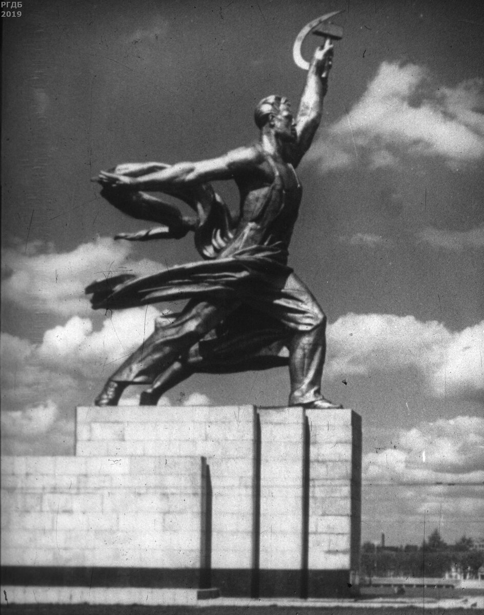 статуя мухиной рабочий и колхозница