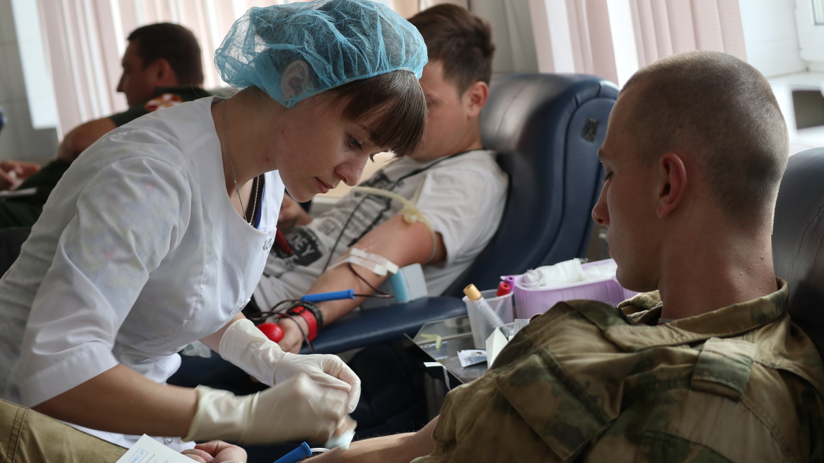 В Ростове-на-Дону сотрудники и военнослужащие областного управления Росгвардии совместно с другими силовыми структурами региона обеспечили охрану общественного порядка и общественную безопасность во время проведения футбольного матча 5-го тура Российской Премьер-Лиги между командами «Ростов» - «Крылья Советов» (г. Самара), который посетили около 27 тысяч болельщиков.  
Перед началом спортивного мероприятия сотрудники инженерно-технической группы ОМОН совместно с кинологами обследовали стадион «Ростов Арена», а также прилегающую к нему территорию, с целью выявления подозрительных предметов. Специалисты авиационного отряда специального назначения с помощью комплекса высотного видеонаблюдения «Око-1» контролировали обстановку с воздуха. Группы задержания городского подразделения вневедомственной охраны патрулировали близлежащие улицы. 

Благодаря слаженной работе правоохранителей нарушений общественного порядка во время проведения спортивно-массового мероприятия не допущено. 

