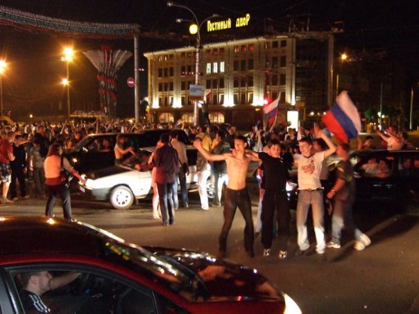 (перекресток главных улиц г.Тулы в ночь на 22.06.2008, празднующие болельщики гуляют по проезжей части, фото автора)