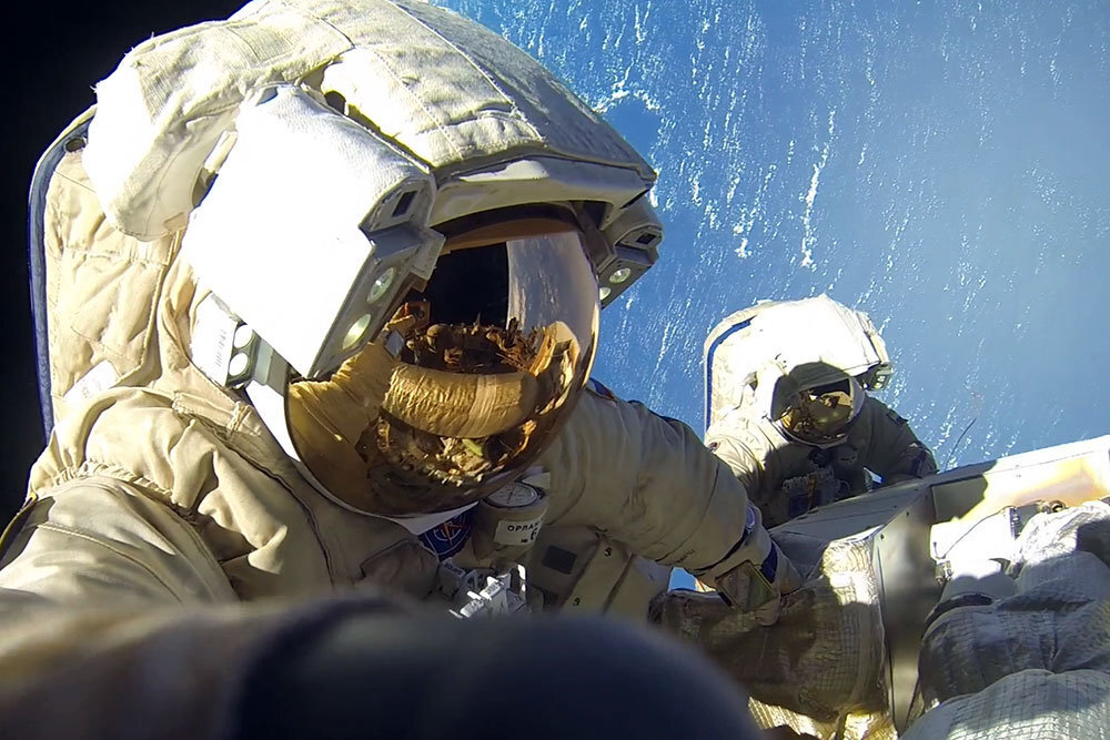 Космонавты в космосе.