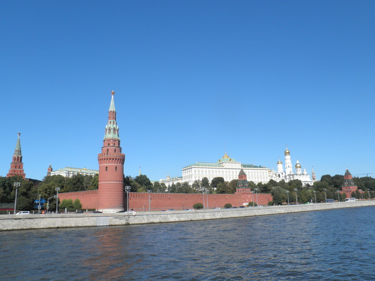 Кремлевская набережная Москвы реки