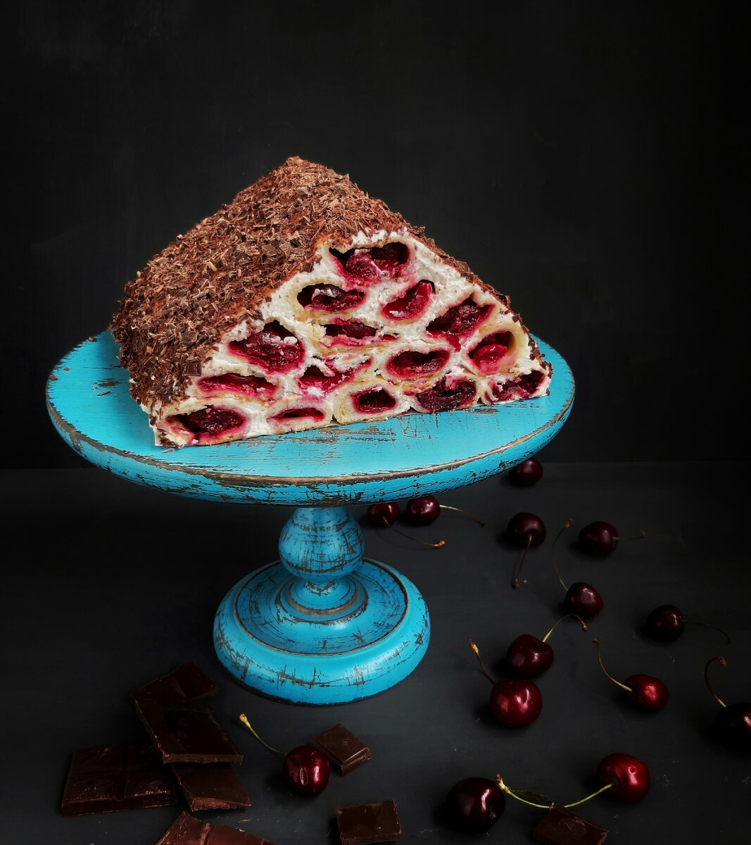 Гениальное сочетание спелых вишен, темного шоколада, сметанного крема и нежнейшего теста.