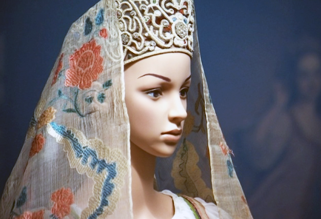 Флеровое головное покрывало, XVIII в. Из собрания Русского музея, источник rusmuseumvrm.ru