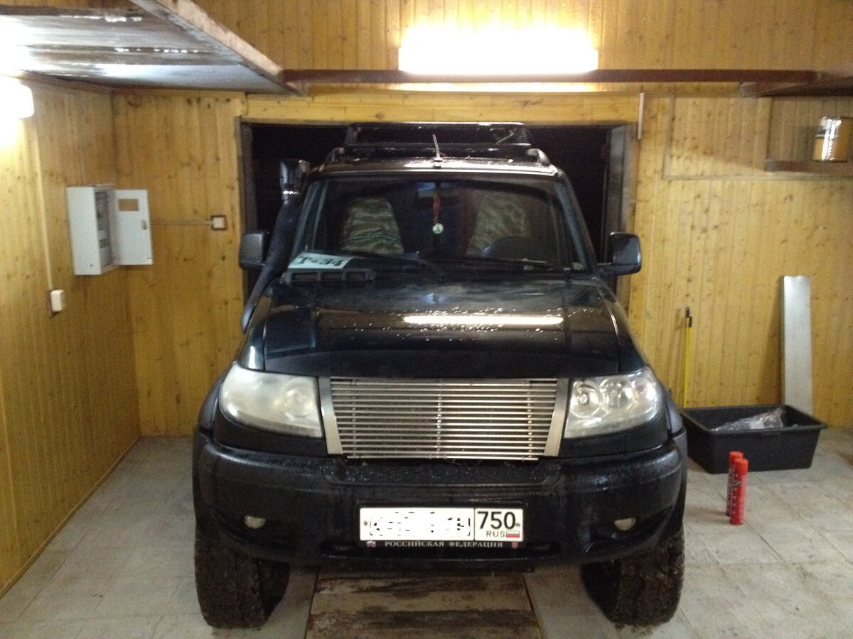 Машина с ходу не въехала , застряла  в проеме, спускаю колеса в ноль, загружаю багажник всем, что есть в гараже.