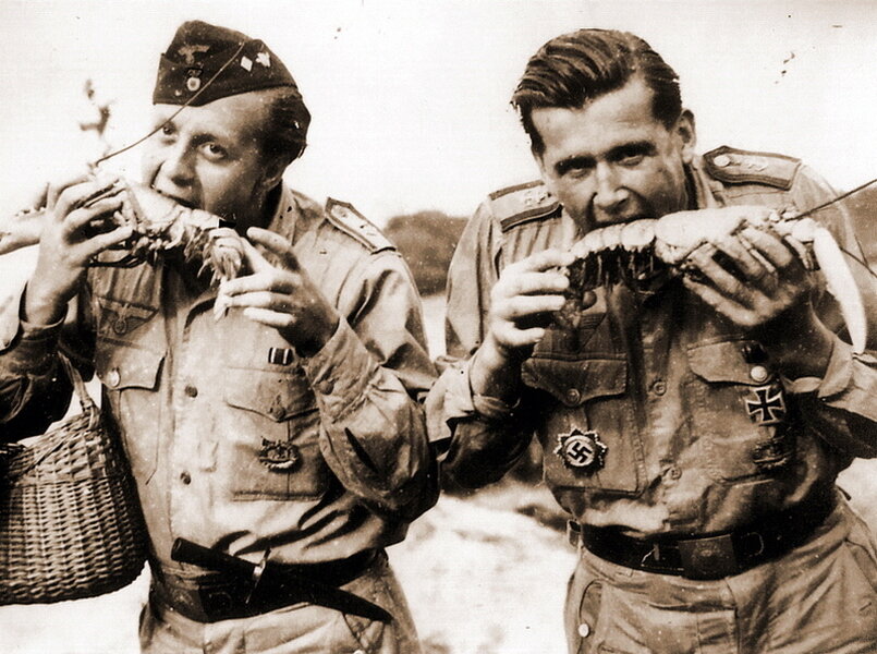 В целом питание немецких подводников было весьма разнообразным и не лишённым деликатесов. На этом фото, сделанном в 1944 году, два члена экипажа подводной лодки U 672 позируют с омарами