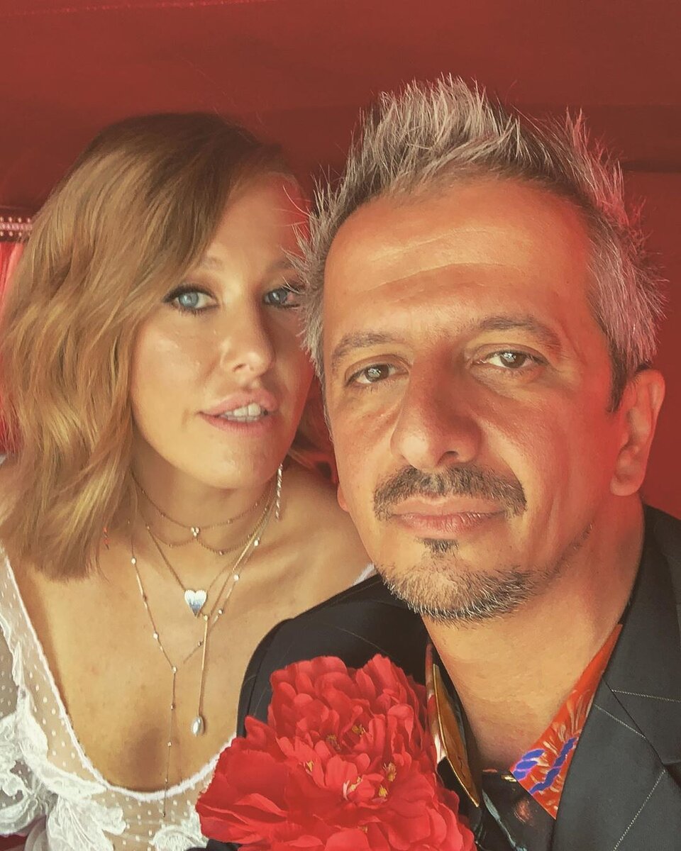 В пятницу 13 сентября текущего года состоялось бракосочетание светской львицы Ксении Собчак и нового худрука Театра на Малой Бронной Константина Богомолова.
Это второй брак для обоих новоиспеченных супругов. Ранее Богомолов 8 лет был женат на актрисе Дарье Мороз, от которой у него есть 9-летняя дочь Анна. Собчак 6 лет прожила в браке с актером Максом Виторганом, от которого родила первенца Платона. Свои любовные отношения эпатажный режиссер и скандальная телеведущая уже давно не скрывают перед публикой. Ксения и Костя появлялись вместе на светских мероприятиях, проводили совместный отпуск, постили фотографии друг друга в соцсетях. На сегодняшний день благодаря детям они остались в относительно теплых отношениях с бывшими супругами. Так, Макс Виторган в день свадьбы Собчак нянчился с их 3-летним сыном. Хотя в свое время, узнав об измене супруги, он избил Богомолова.
