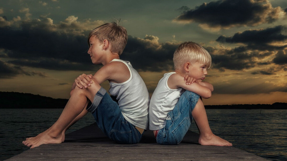 Близнецы артём роман пенчук. Отец и сын. Братья двойняшки. Братья близнецы. Старший и младший брат.