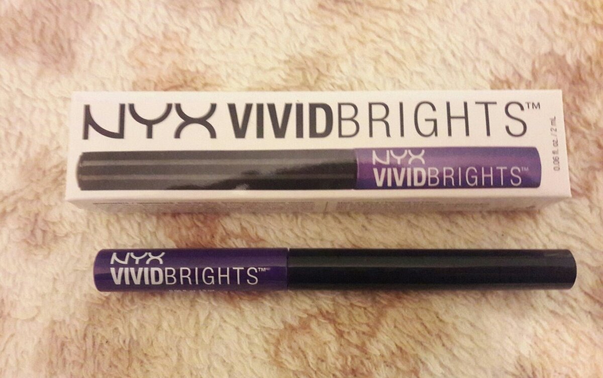 Это просто нереального цвета подводка, которая еще со временем становится матовой! Единственный минус у этой подводки - это не совсем удобная кисточка, но возможно это только для меня. Также ее можно использовать как тени, отпечатываться она не будет!