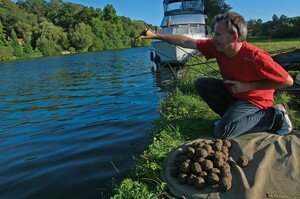 Причем прикормка обязана быть хорошо замешана и иметь одинаковую консистенцию. Это тем более важно, если нужно делать точный стартовый прикорм на довольно большом расстоянии, но он отличен лишь для обычной рыбалки, а на соревнованиях применение приспособлений для изготовления шаров (тем более, мерных емкостей) запрещено. Естественно, что у спортсменов гораздо больший опыт рыбалки, и центнеры закинутой в воду прикормки дают возможность делать шары своими руками, просто не глядя, но именно потому они относятся к процессу довольно внимательно.