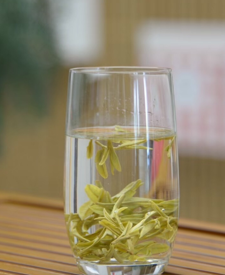 чай Лунцзин - очень нежный, его нужно заваривать водой температуры 80 градусов в стеклянном стакане