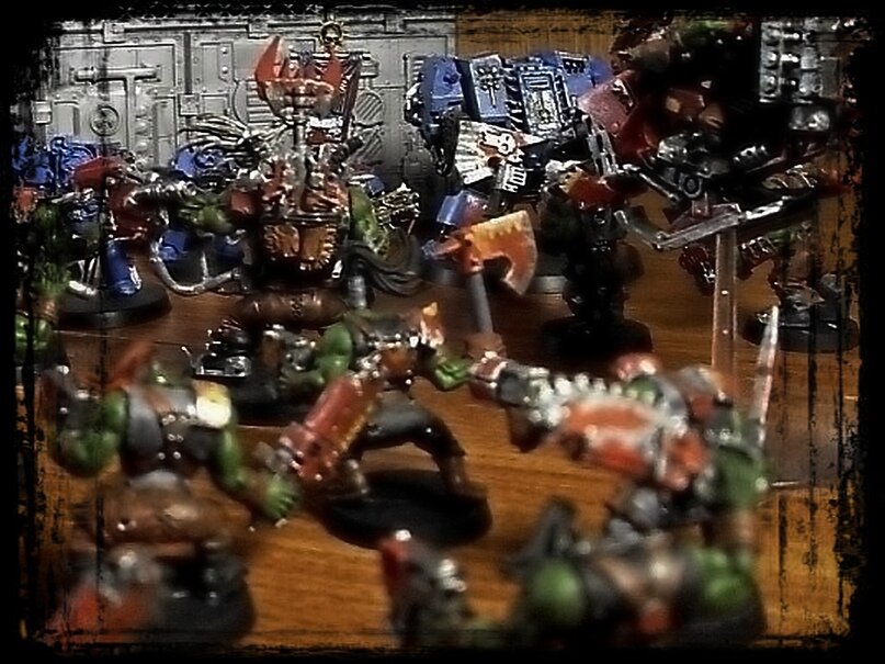 Брат Аникетос удерживает позицию при эвакуации 4-ой роты. Пикт сервочерепа.