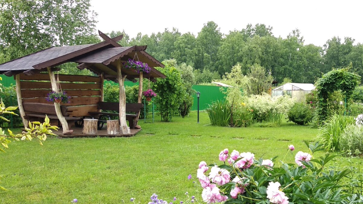 Здесь видна часть забора со стороны соседей.