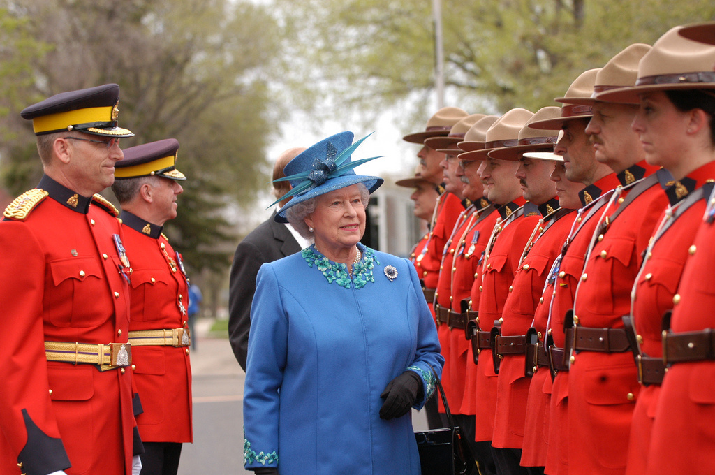 Royal Canadian Mounted Police и королева Великобритании. Фото из Yandex Картинки