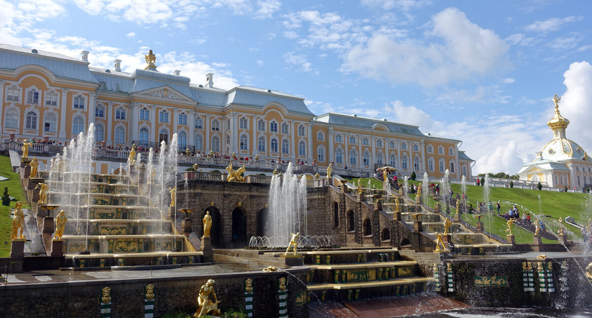 Большой Петергофский дворец. 1725 г. Перестроен в 1755 году.