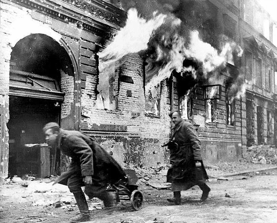 Фотография сделанная в годы ВОВ советскими кореспондентами.