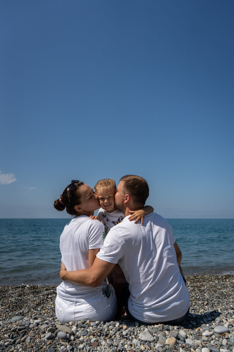 Вместе на море сочи. Сочи море. Влюбленные в Сочи. Пара на море в Сочи. Черное море с людьми.