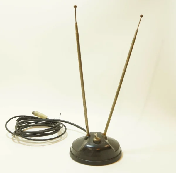 Простая старая антенна-рогатка времён СССР будет лучше той «чудо антенны», по крайней мере качественней