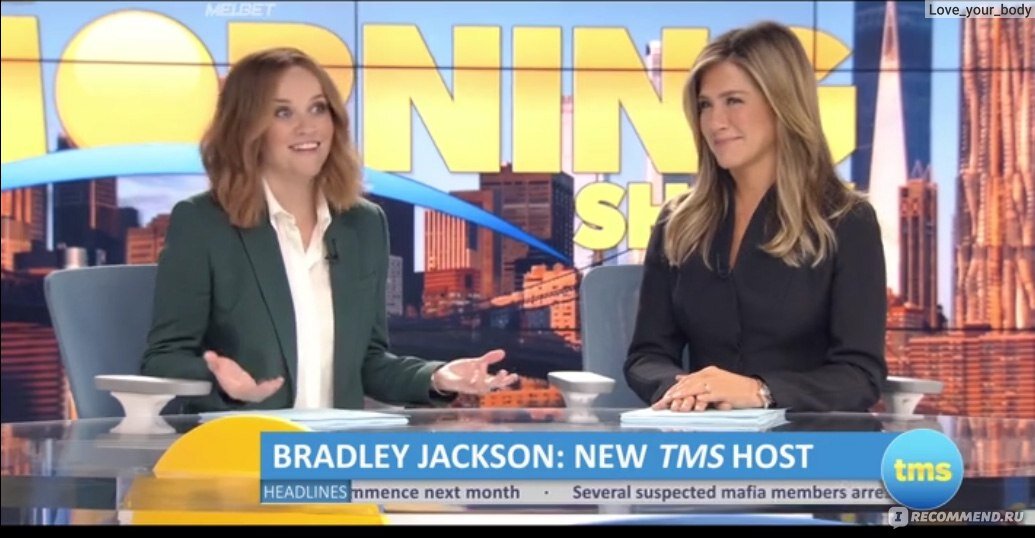 Риз Уизерспун и Дженнифер Энистон в сериале "Утреннее шоу"