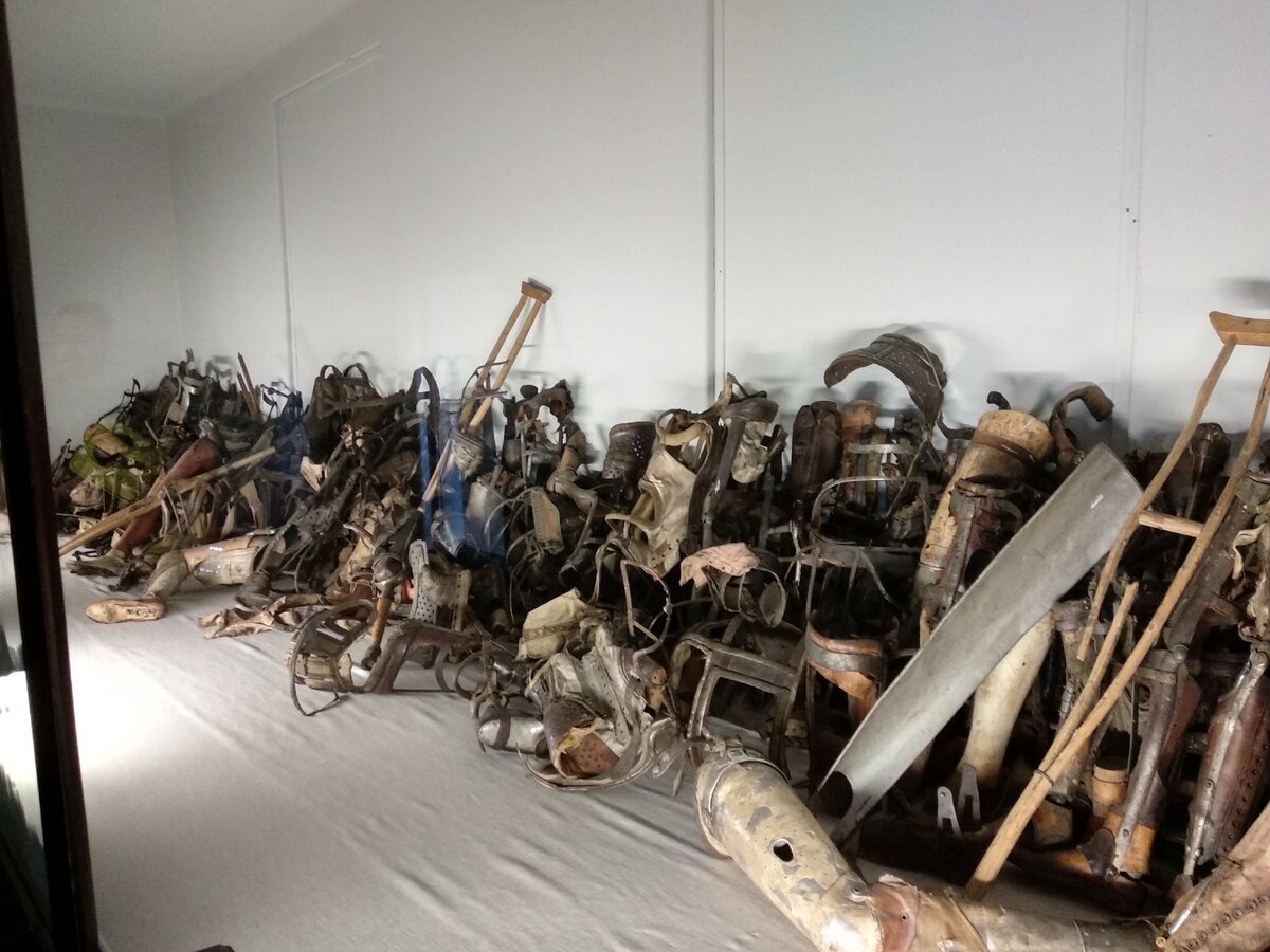 Протезы, корсеты и костыли, снятые с инвалидов, попавших в лагерь смерти